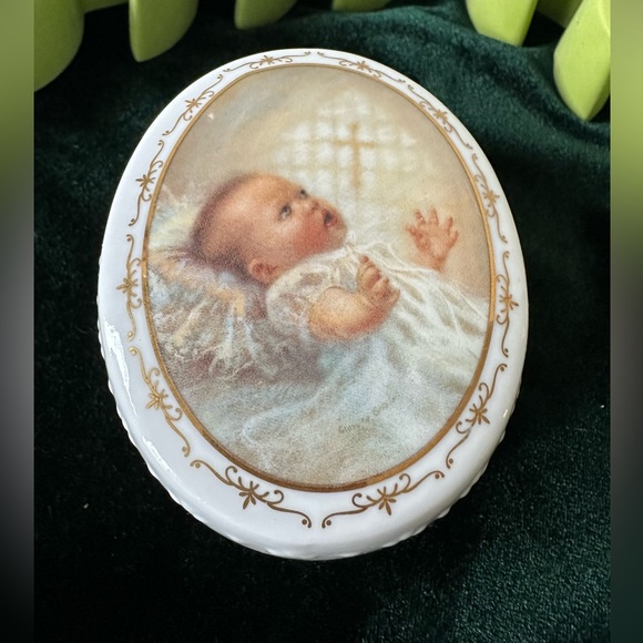 Porcelain trinket with cover by artist Katherine Andrews Fincher. - Picture 1 of 11